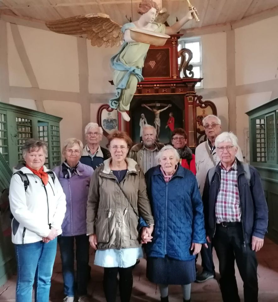 Gruppe unter dem Taufengel in Klein Briesen
