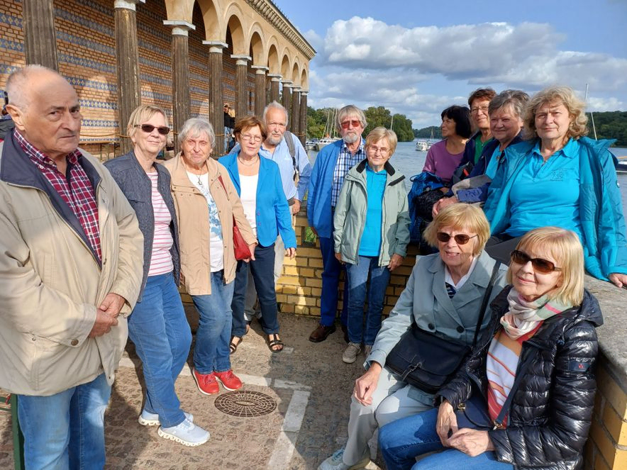 Gruppe an der Sacrower Heilandskirche Sportschiffer-Gottesdienst